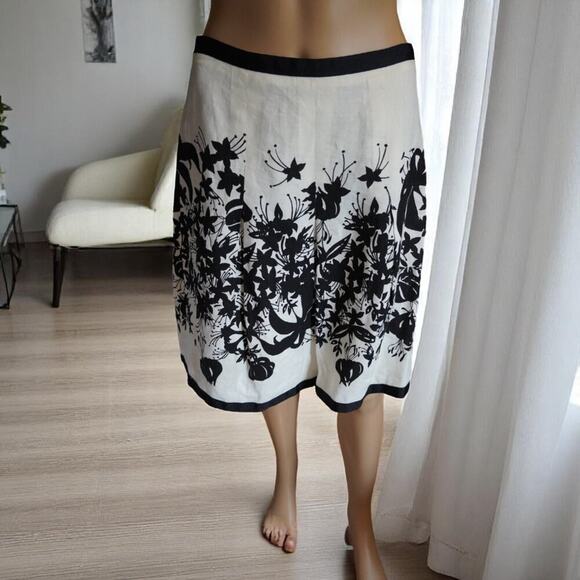 Striking Botanical Print Linen Skirt - Elegant Monochrome Artistry - Gently used - Picture 2 of 7